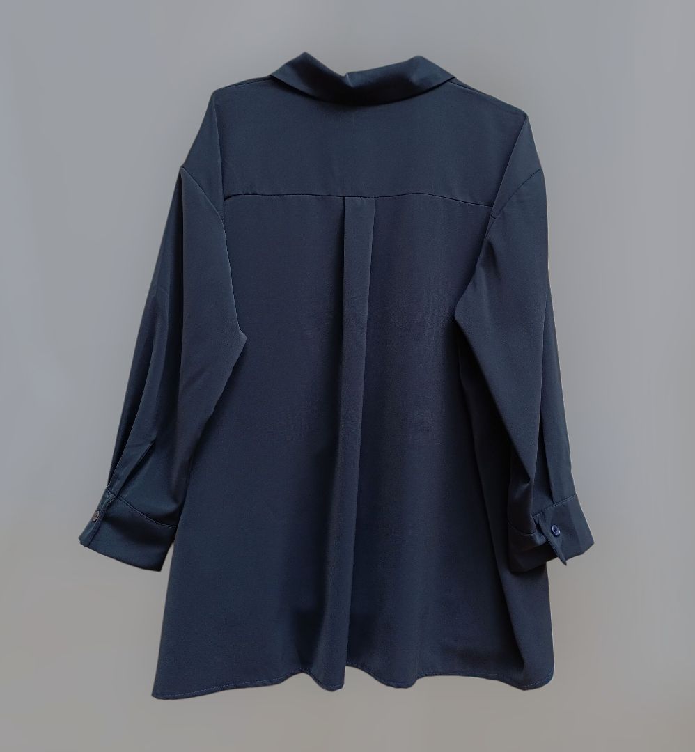 Camisa bajo redondeado azul marino