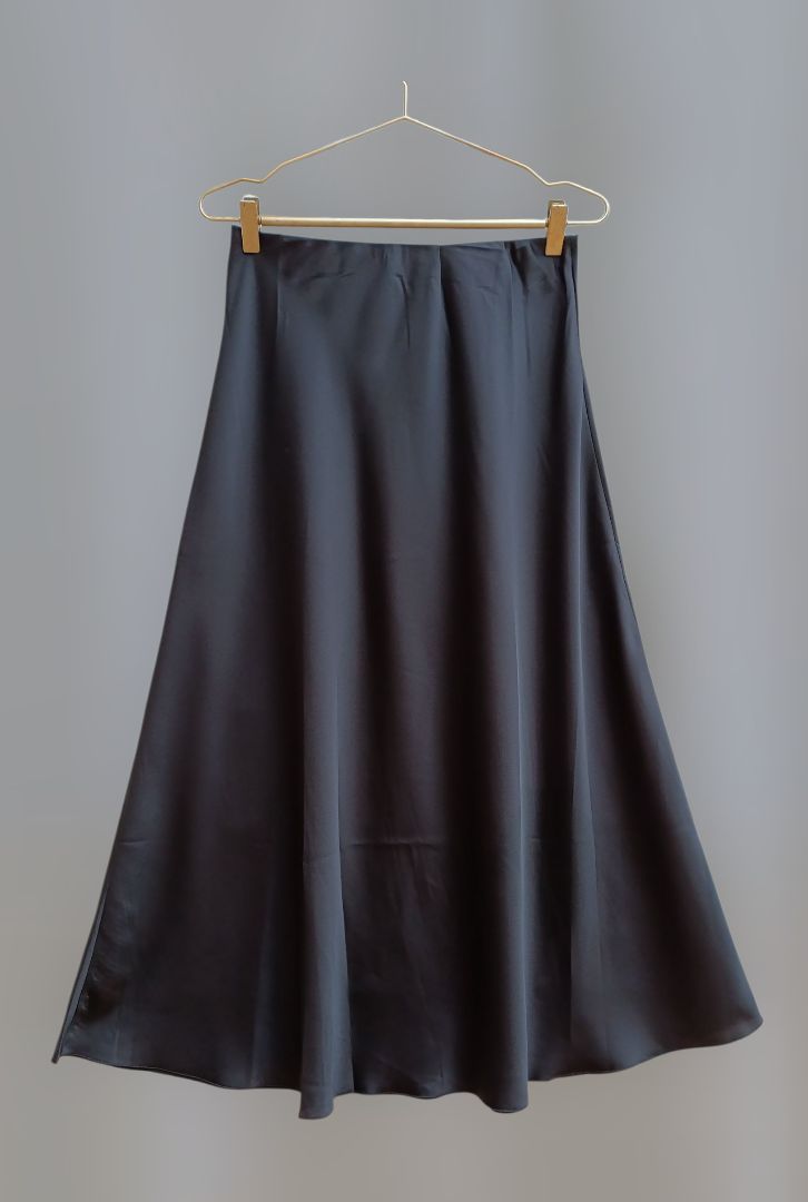 Falda satinada negra