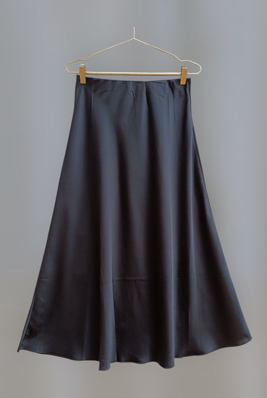 Falda satinada negra
