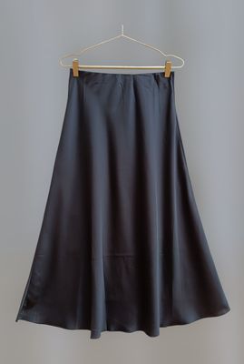 Falda satinada negra