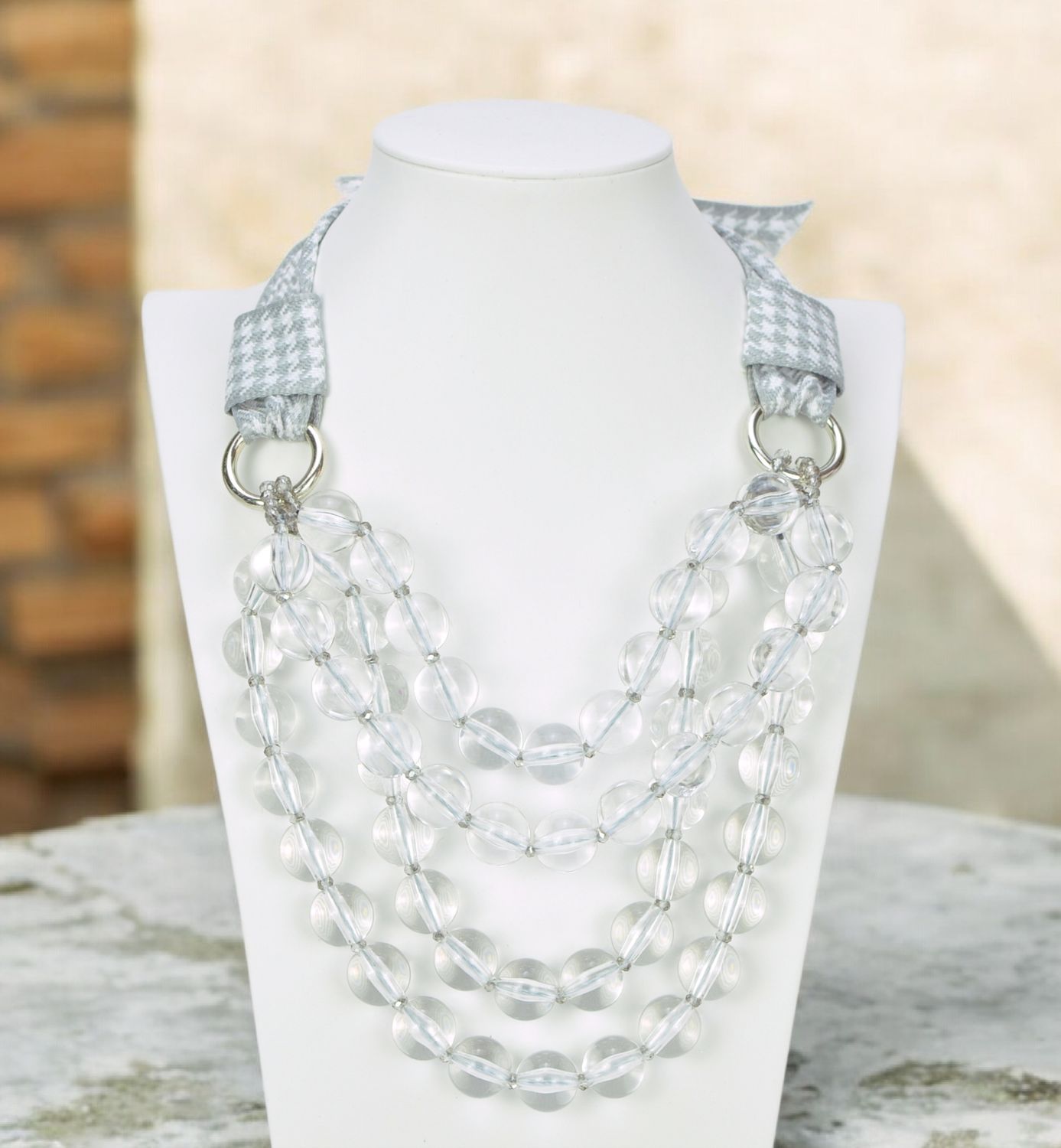 Collar bolas transparentes (gris)