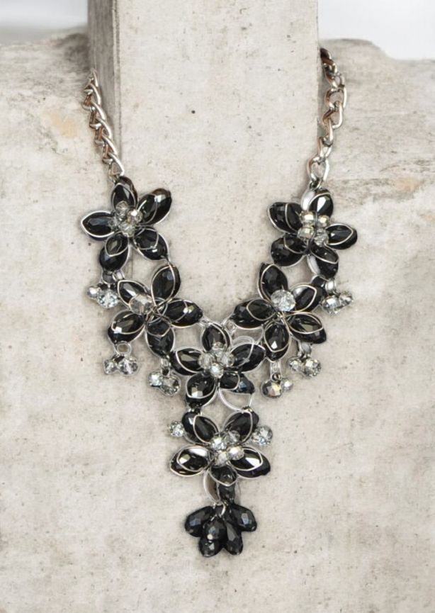 Collar floral negro