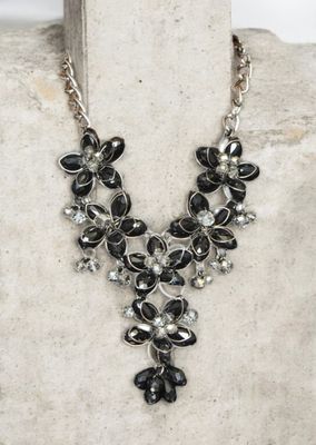 Collar floral negro
