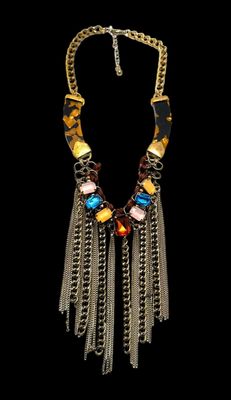 Collar metálico piedras