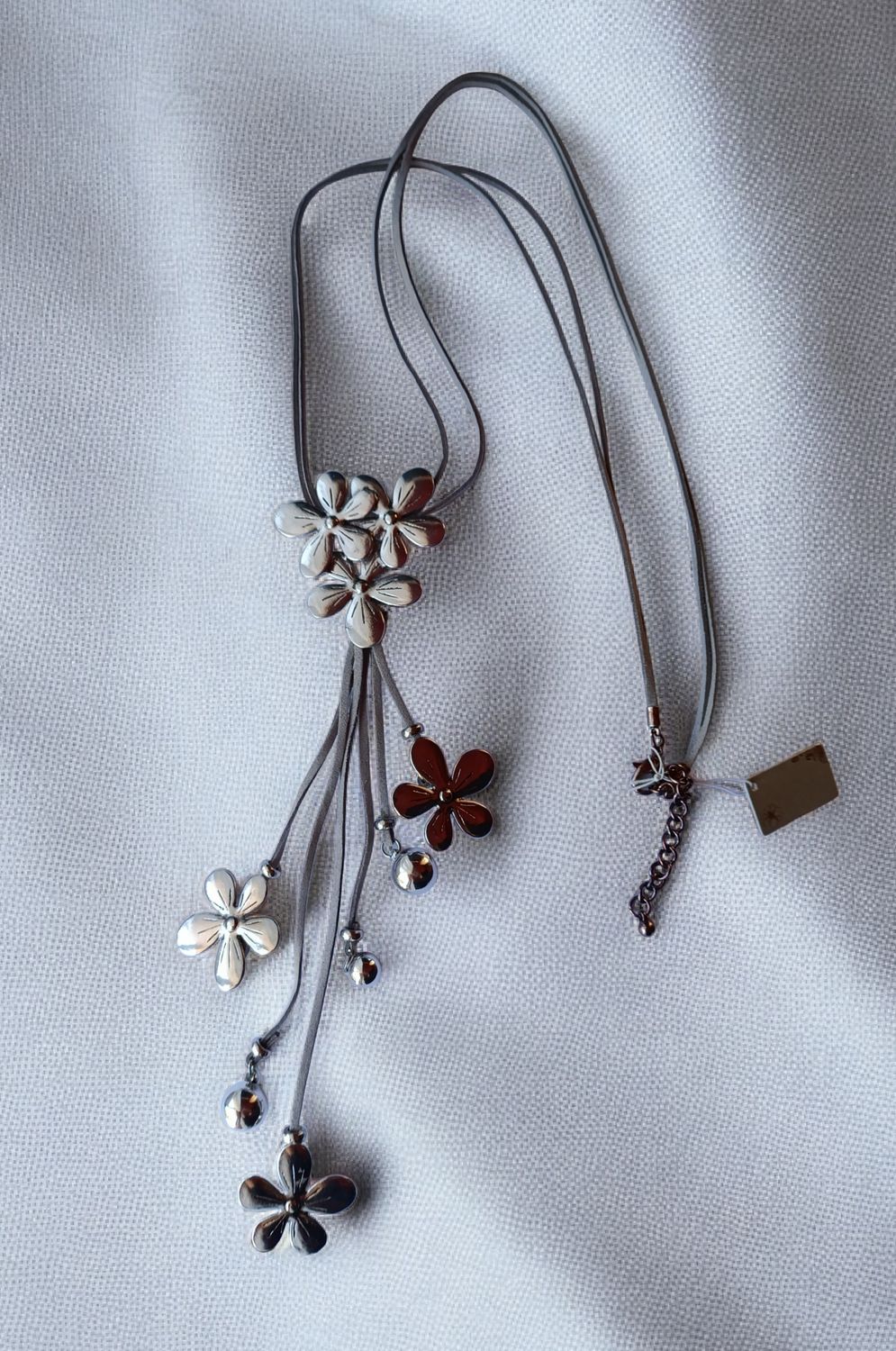 Collar metal y antelina gris