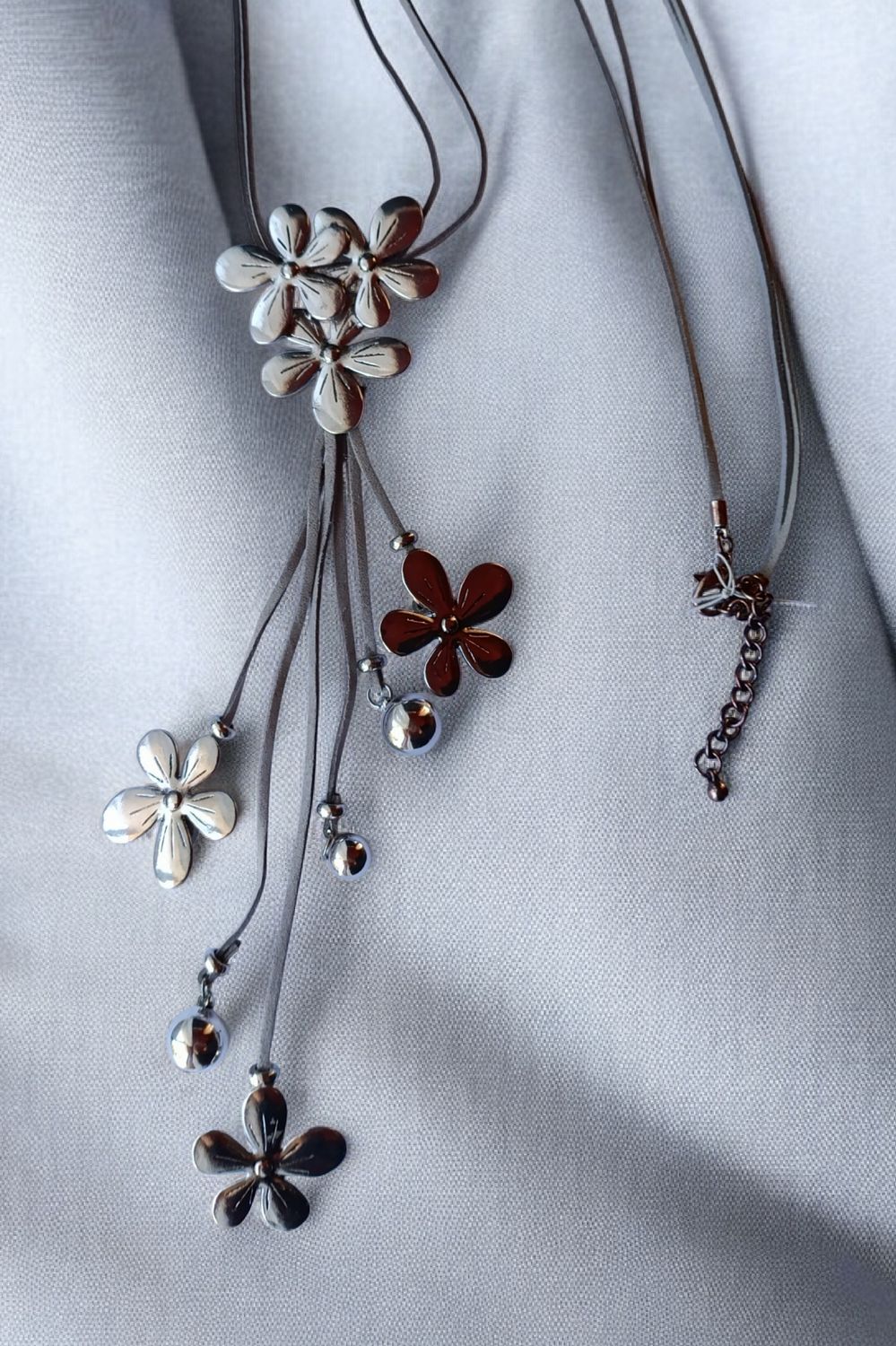 Collar metal y antelina gris