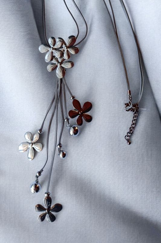 Collar metal y antelina gris