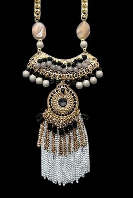 Collar metálico perlitas