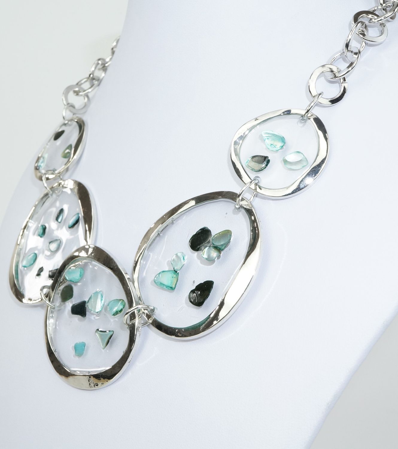 Collar plateado piedras