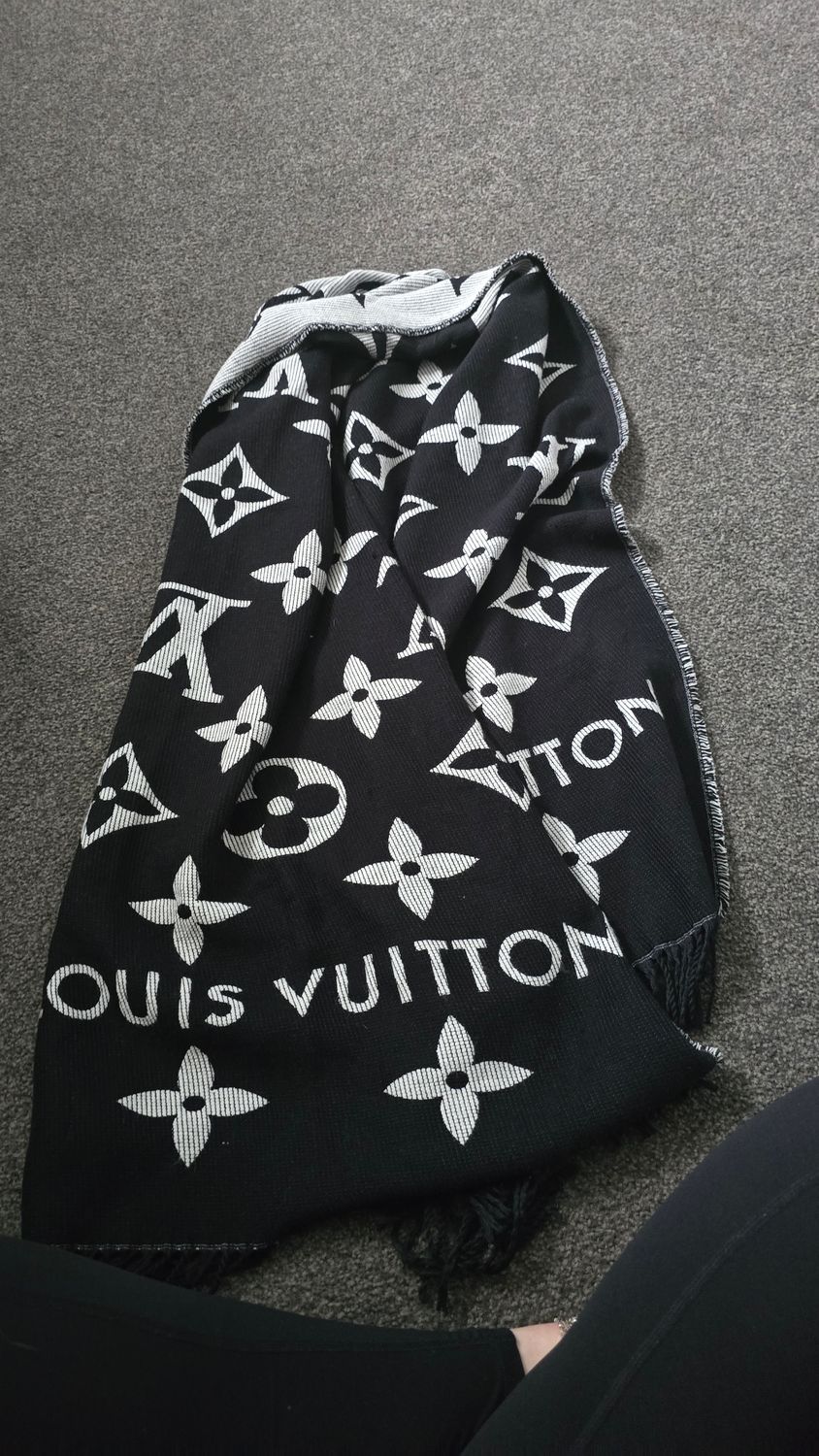 Lv scarf