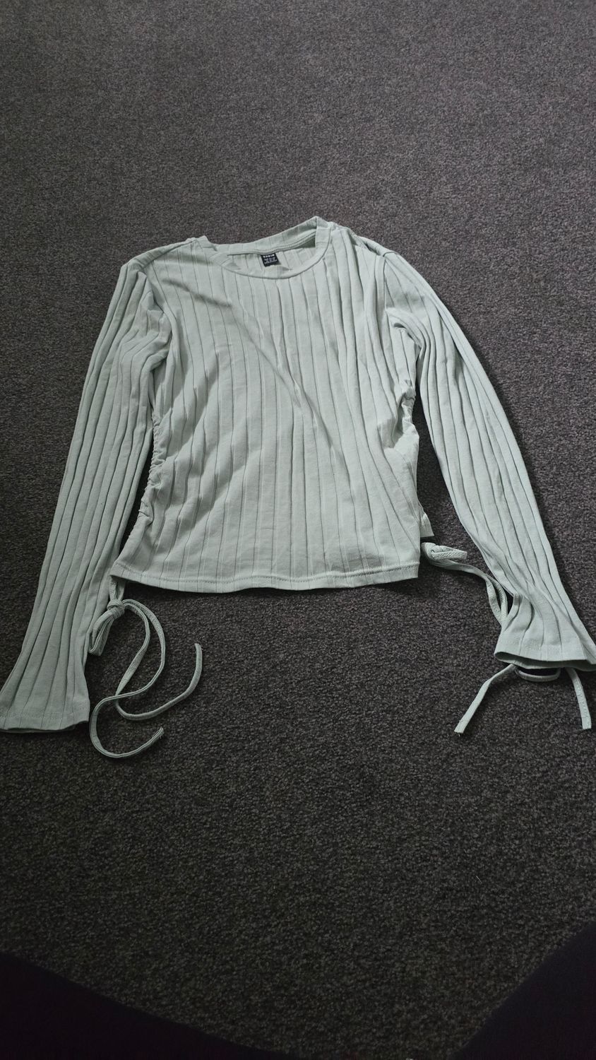 Brand new top says xl more but more a 14