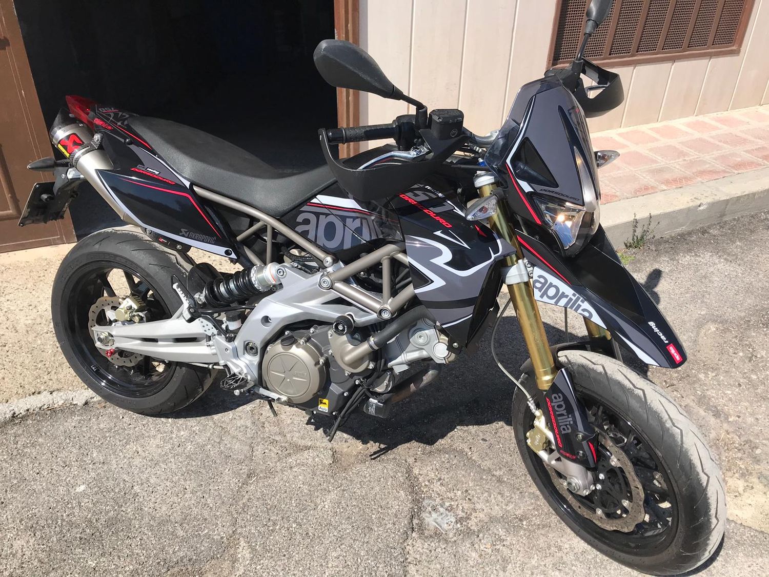 KIT GRAFICHE APRILIA DORSODURO 750 900 - LION