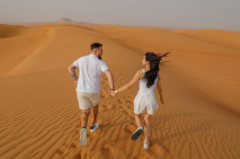 Ochtend Half-Day Desert Safari – Dune Bashing, Camel Ride, Falcon & Refreshments