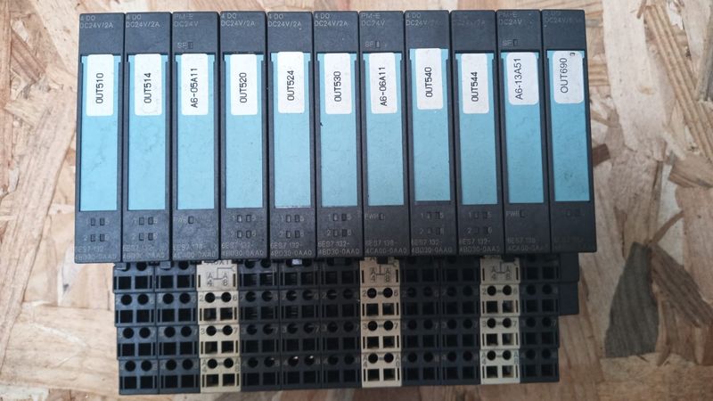 SIEMENS SIMATIC S7 8ES7 132-4BB00-0AA0