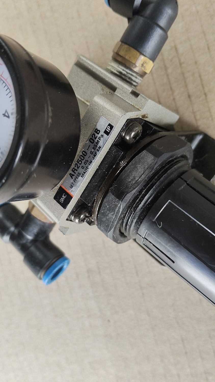 Regulador de presión neumático SMC A2250-02B con manómetro