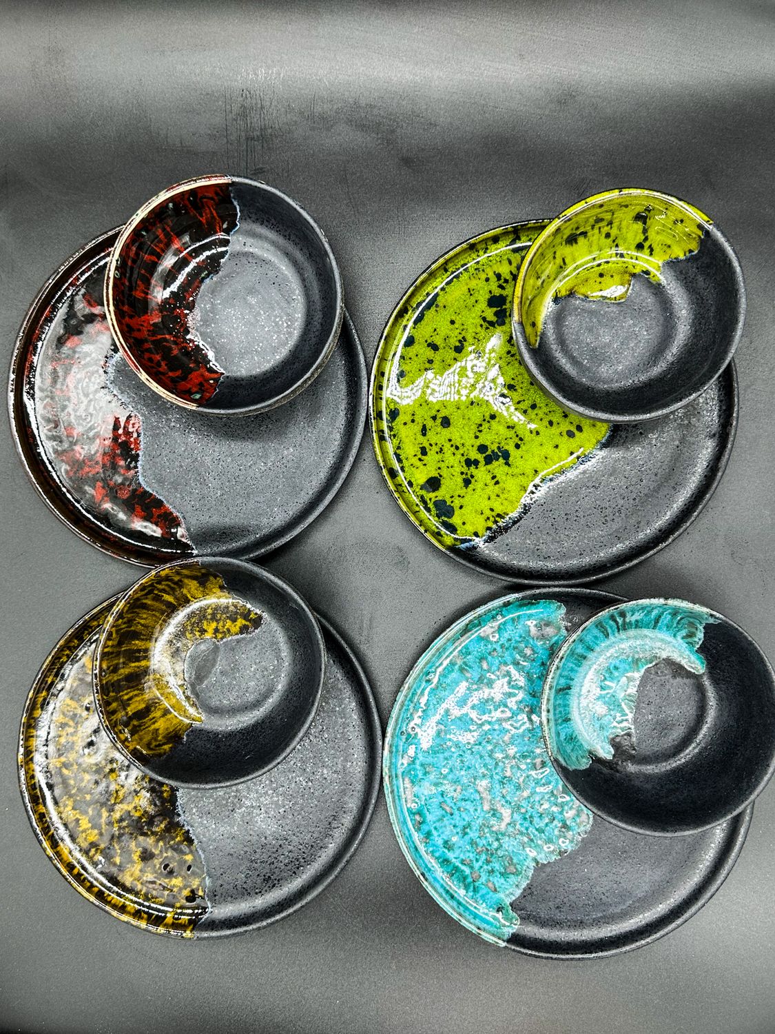 Colors of Manu. Zestaw 4 x talerz i miseczka. Mix kolorów.