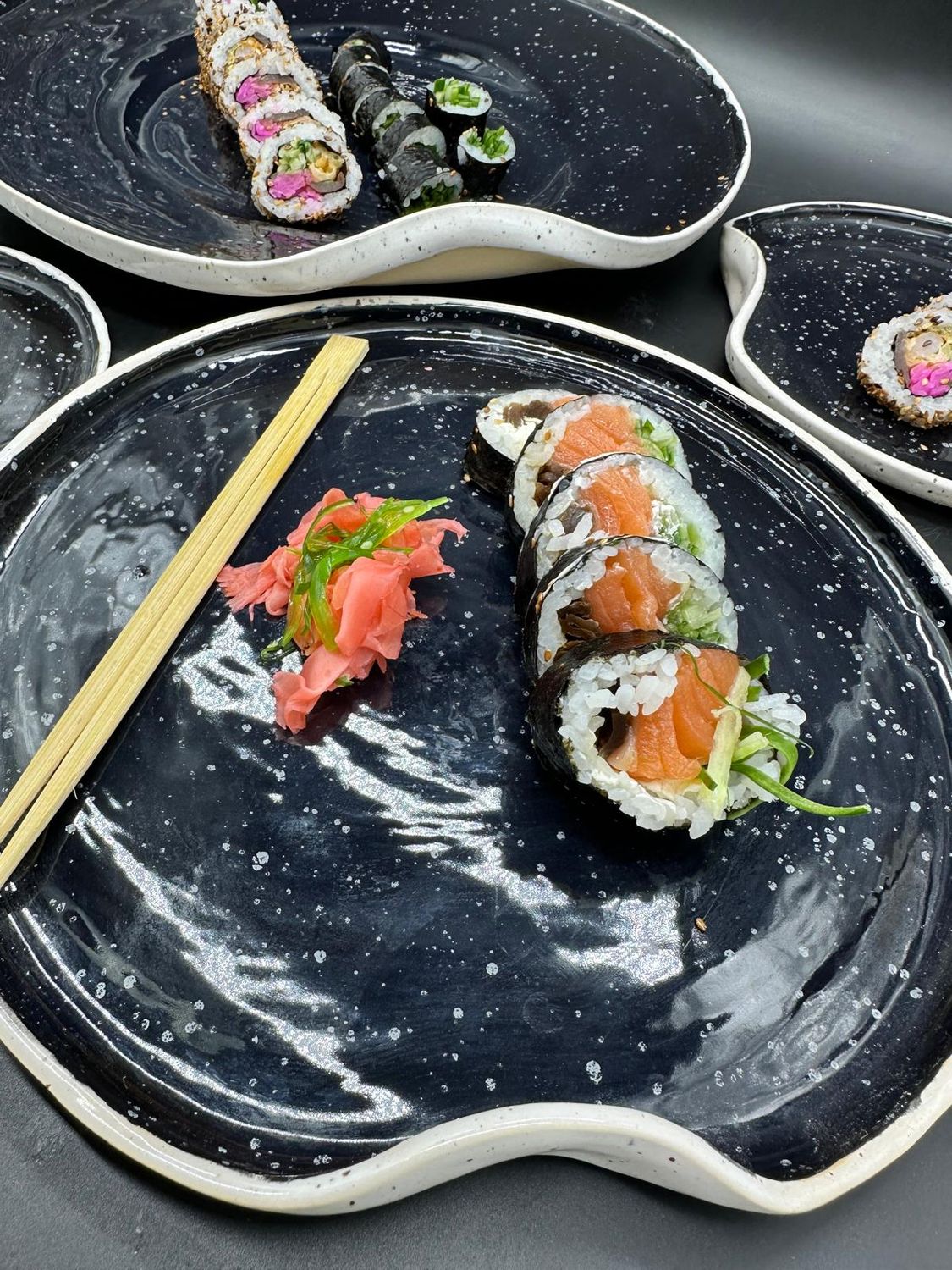 Manu Moon Stardust. Zestaw 18 talerzy księżycowych.