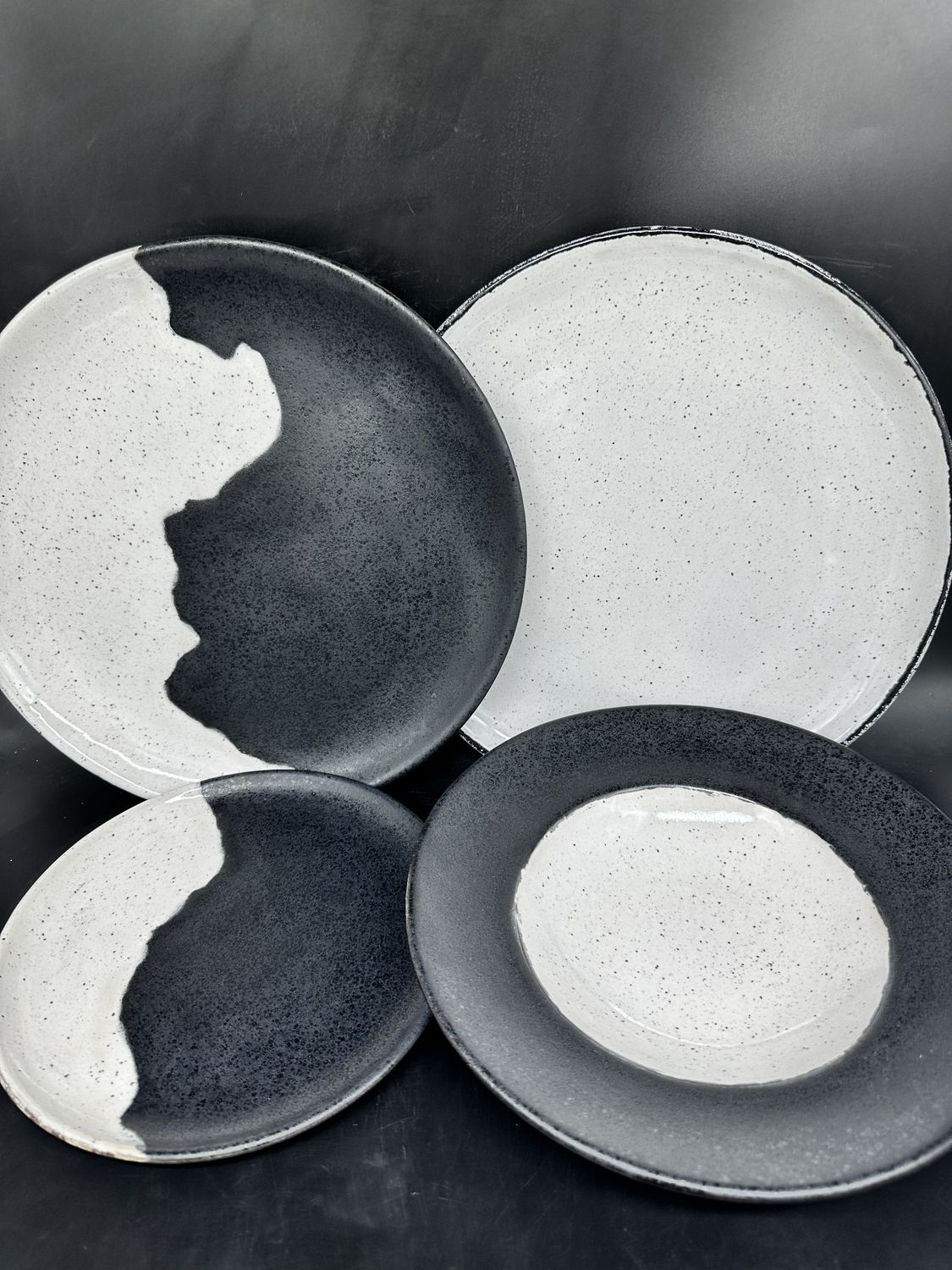 ZESTAW PREZENTOWY Manu Black&amp;White - 4 naczynia - 2 talerze duże, talerz średni, misa pasta/sałatka