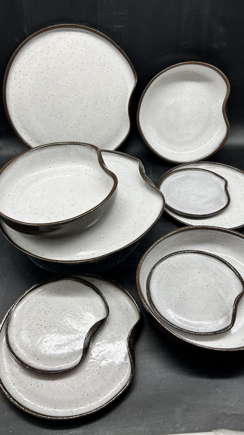 Manu Moon Pure. Zestaw 24 talerzy księżycowych.