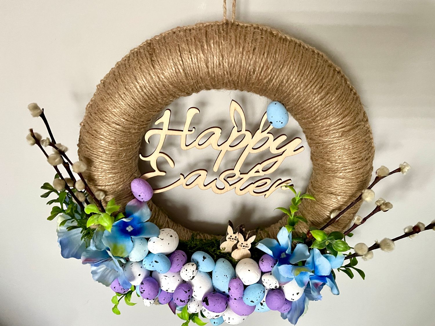 ​Wielkanocny wianek dekoracyjny – Happy Easter