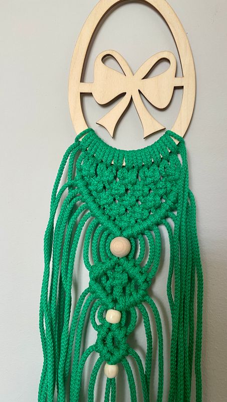 Dekoracja ścienna wielkanocna z makramy – Zielona elegancja