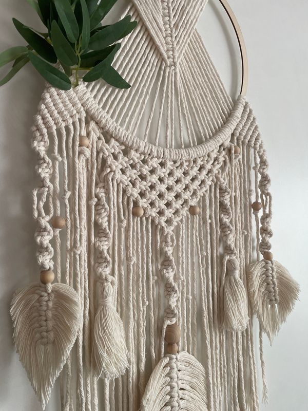 Makrama boho z liśćmi i drewnianymi koralikami – ręcznie robiona dekoracja
