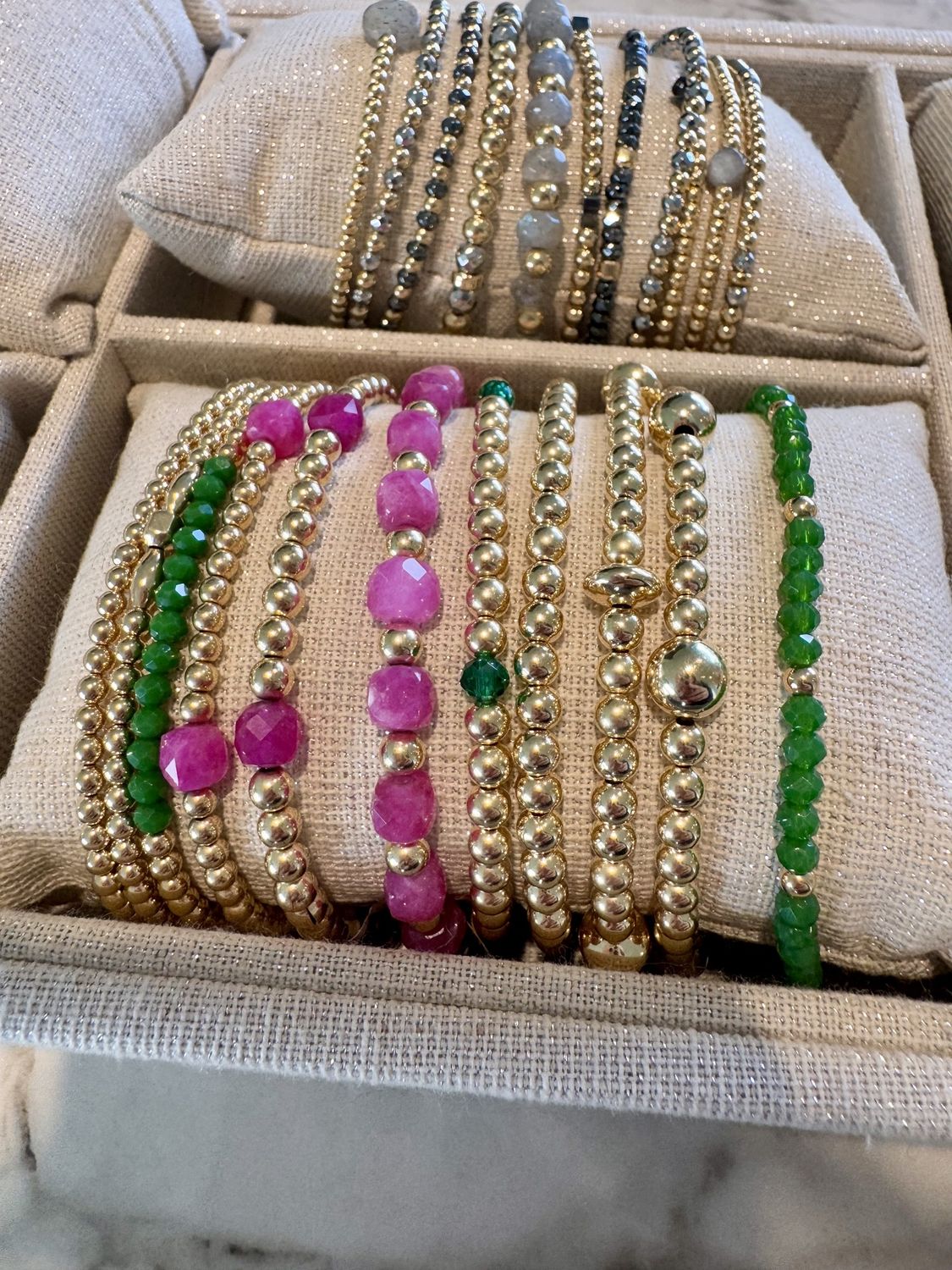 Jewels &amp; Bubbles - gold filled armbanden roze/groen, Van RECHTS naar LINKS op foto: Armband 11