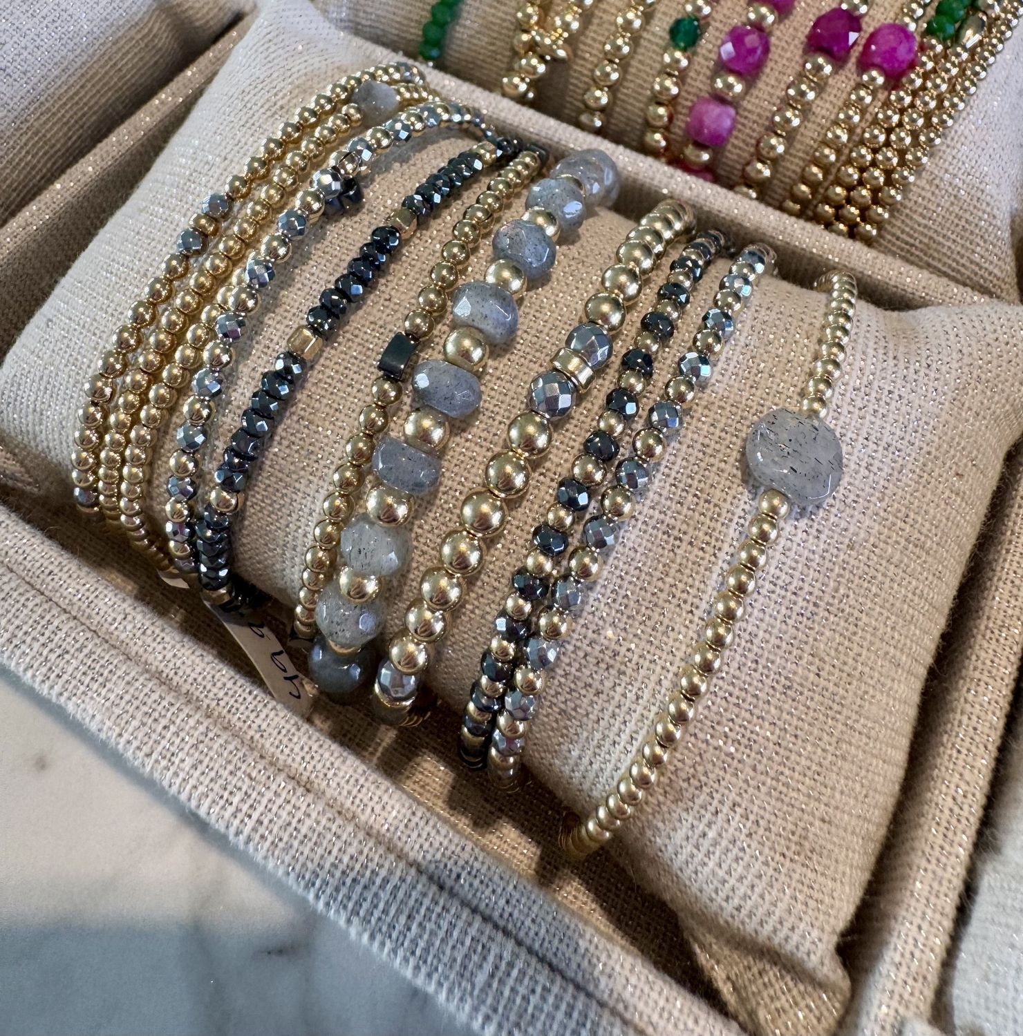 Jewels &amp; Bubbles - gold filled armbanden antraciet/grijs, Van RECHTS naar LINKS op foto: Armband 11