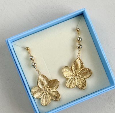 Golden flower earrings - le veer