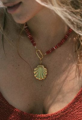 Golden scallop charm - le veer