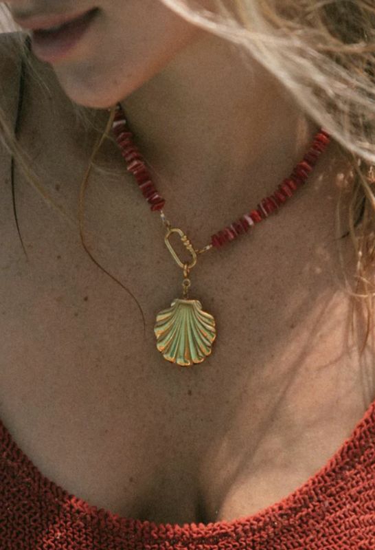 Golden scallop charm - le veer