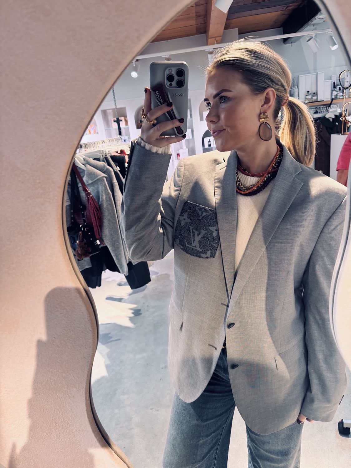 attire blazer grijs met LV - attire