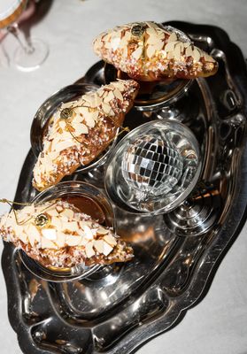 amandelcroissant ornament - yup in de boom
