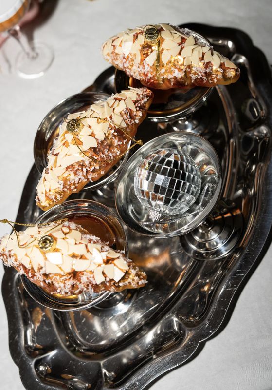 amandelcroissant ornament - yup in de boom
