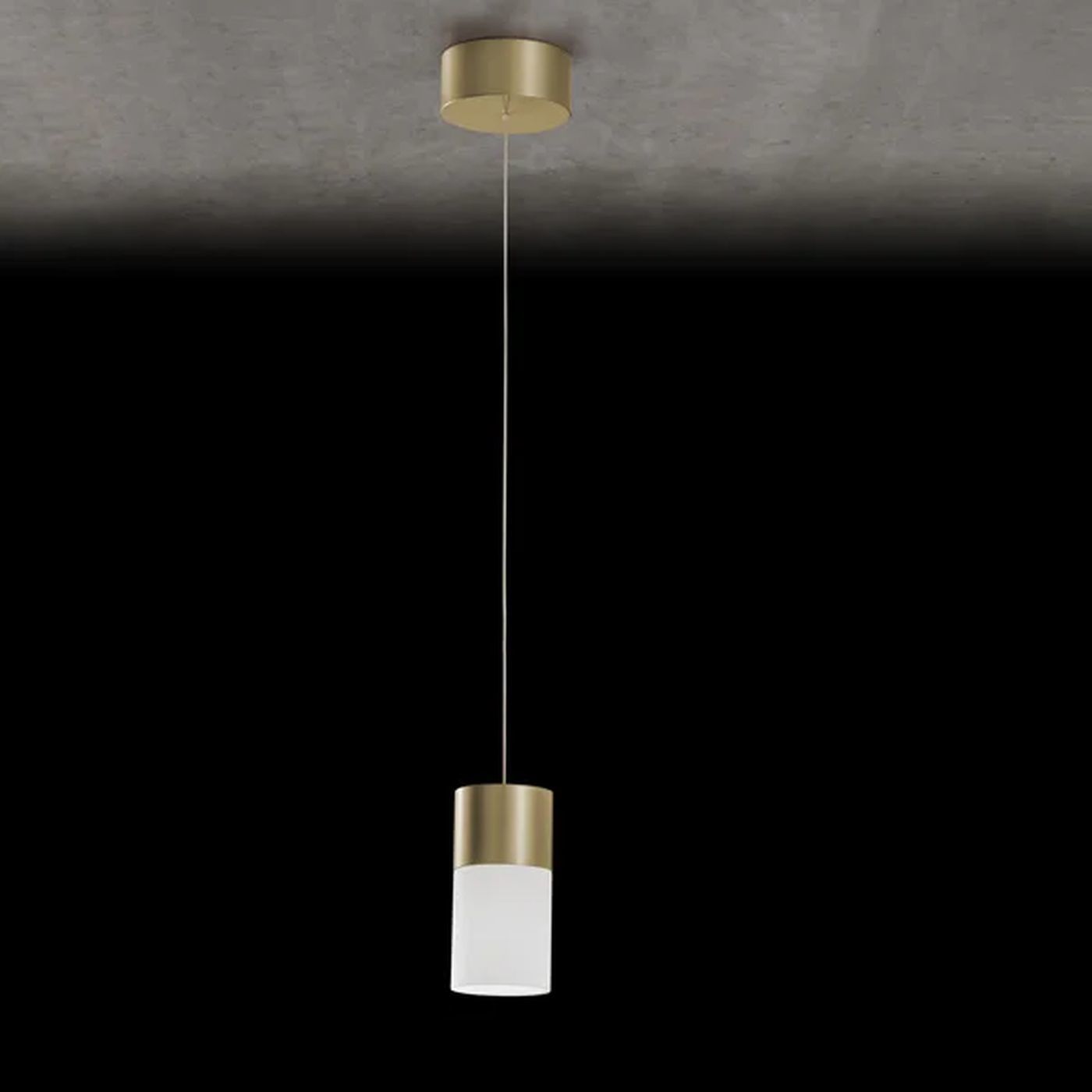 Aura P1 hanglamp. Messing