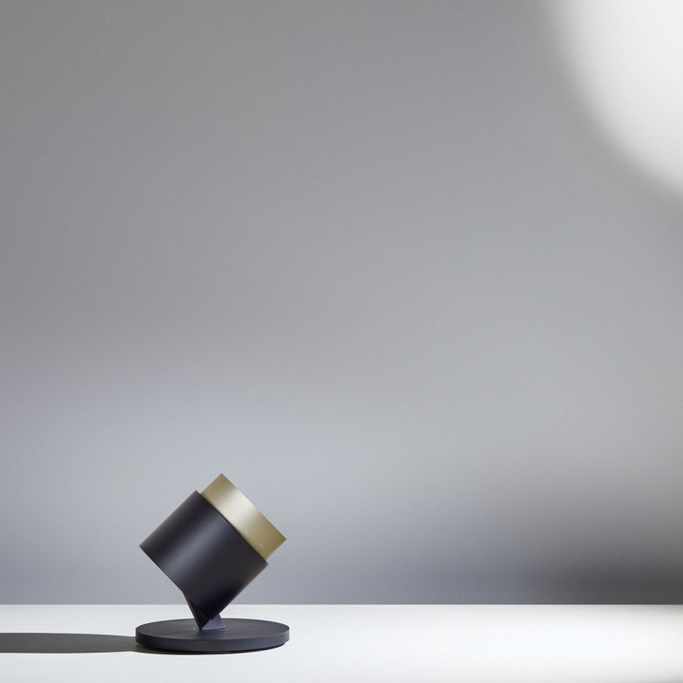 Lui 3d Basso Zoom vloerlamp.  Mat zwart