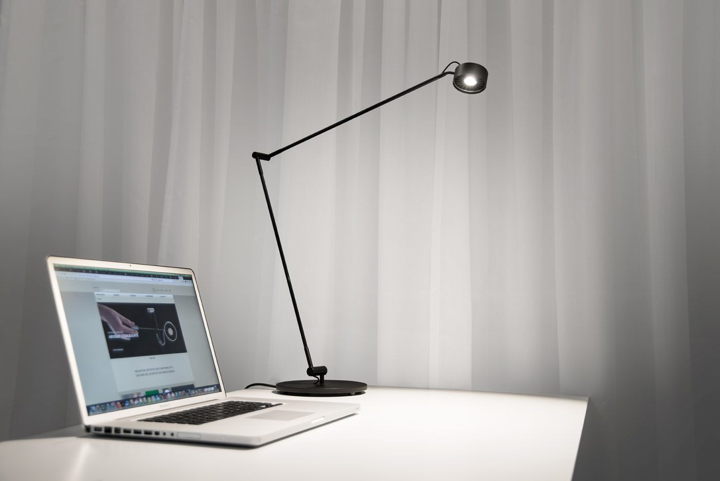 Basica 936 Desktop led tafellamp