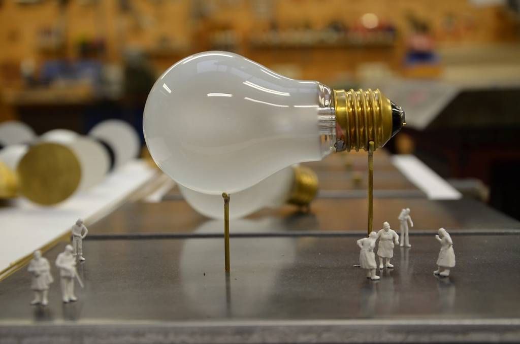 I Ricchi Poveri Monument For A Bulb