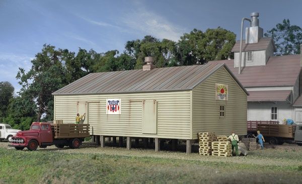 933-3230, Walthers Cornerstone - Co-Operative Storage Shed on Pilings - N scale