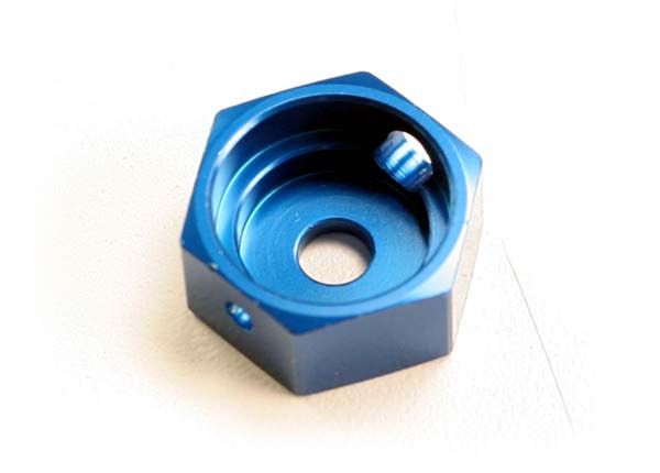 Traxxas Brake adapter, hex aluminum (blue) (for T-MaxxÔøΩ steel constant-velocity center driveshafts)