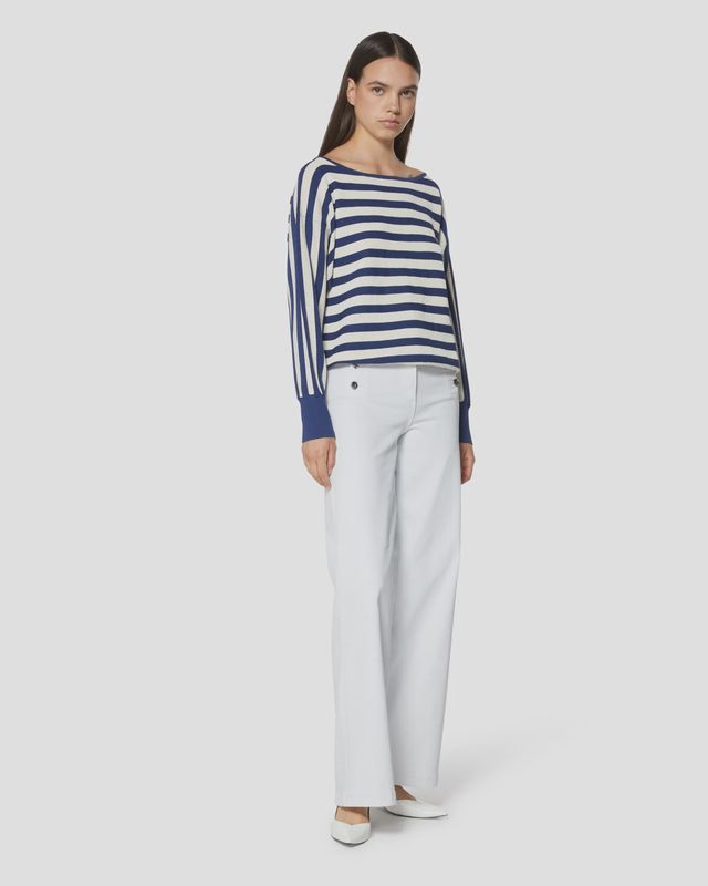 Jeans with decorative buttons