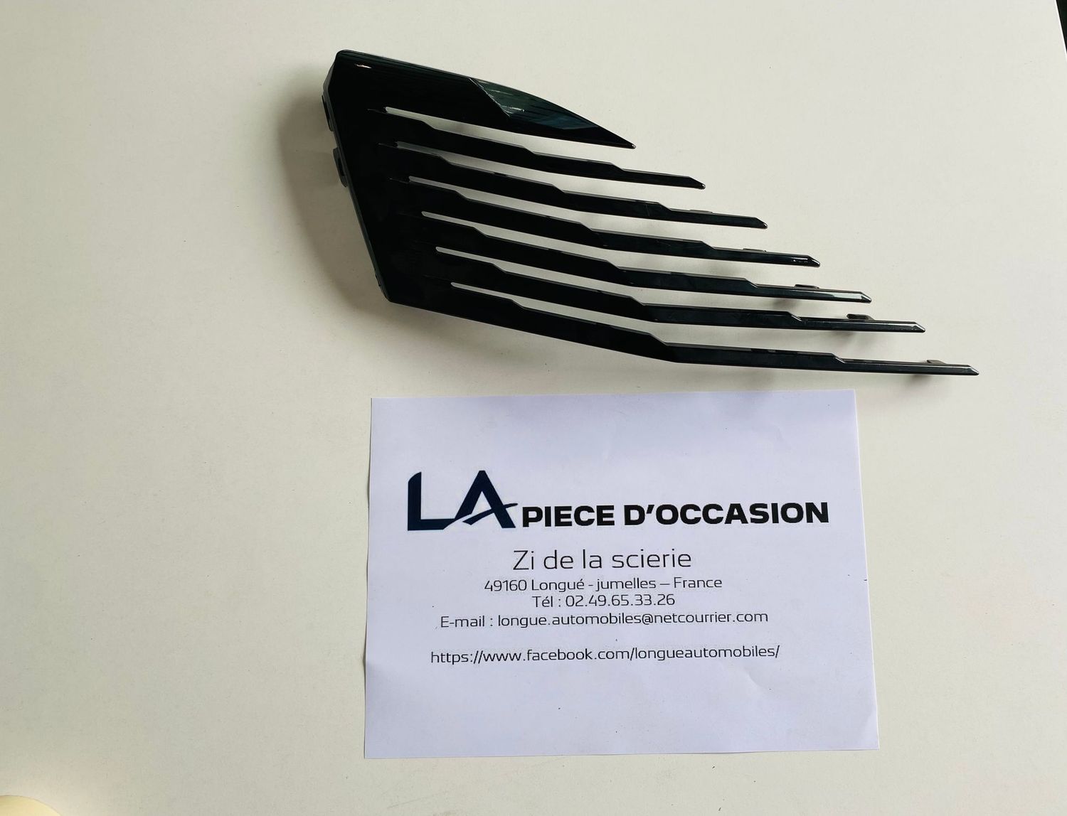 GRILLE INFERIEURE DE PARE CHOCS AVANT GAUCHE PEUGEOT 5008 - 9836827077