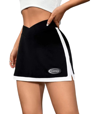 Falda estilo tenis negra con costuras blancas