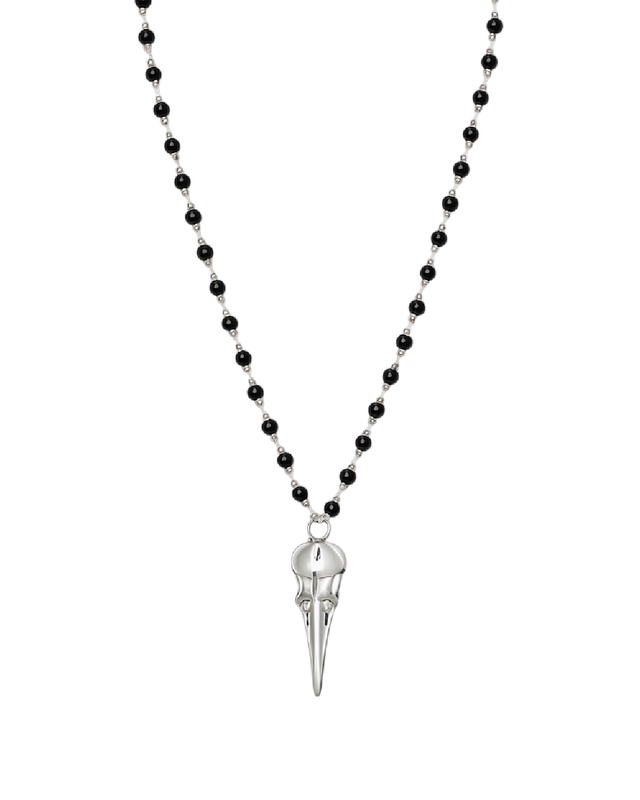 Collar de perlas negras con dije de calavera de pájaro