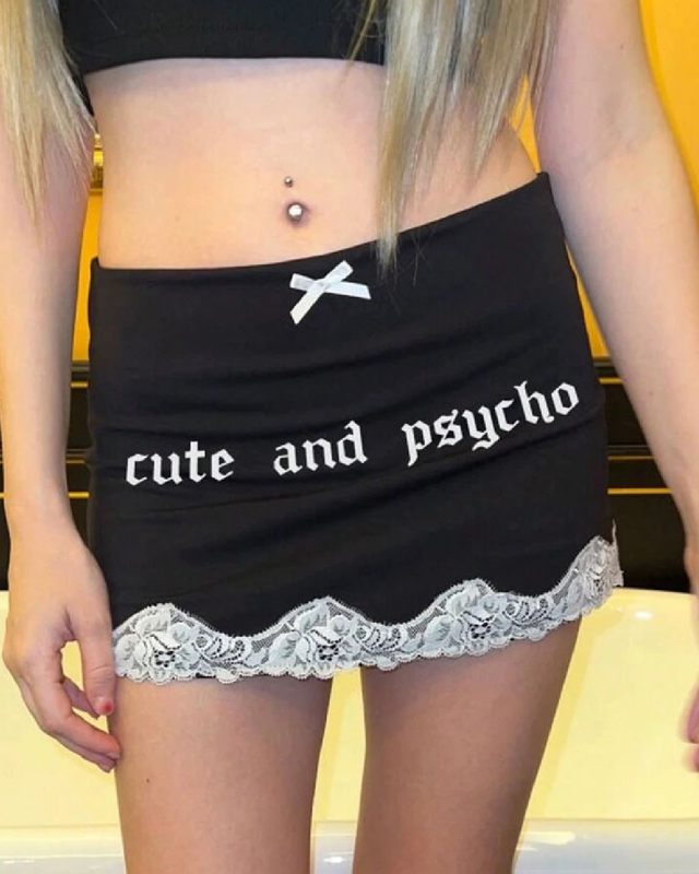 Falda corta con diseño y encaje en la parte inferior
