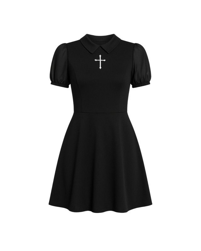Vestido corto con cuello redondo y detalles góticos