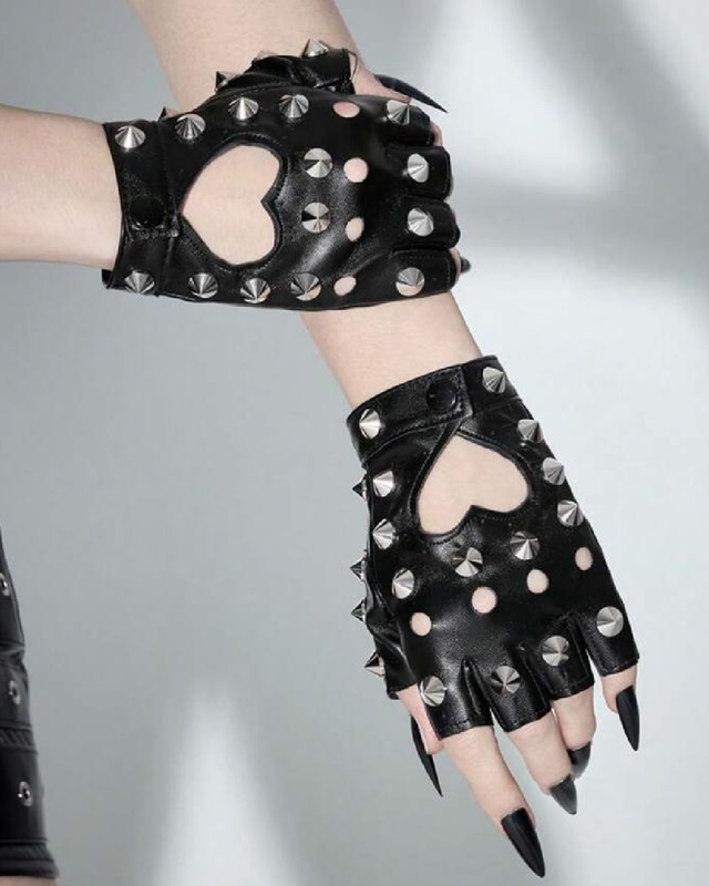 Guantes con tachuelas y diseño de corazon