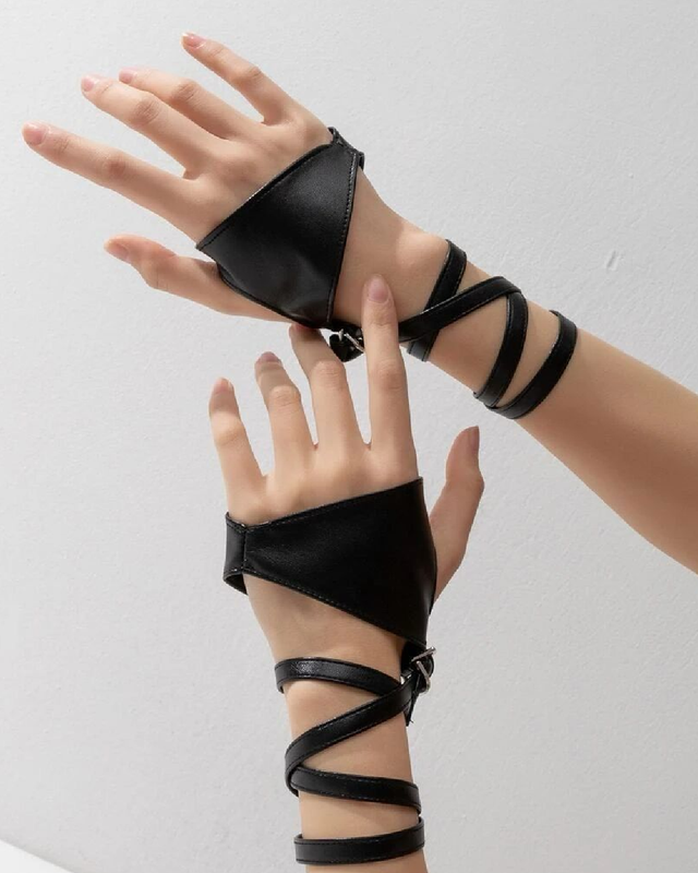 Guantes estilo cuerina con amarre en la mano