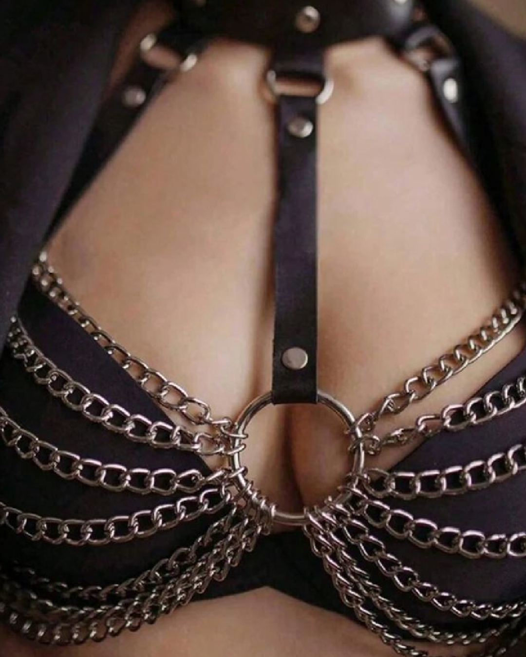 Arnes de pecho con cadenas
