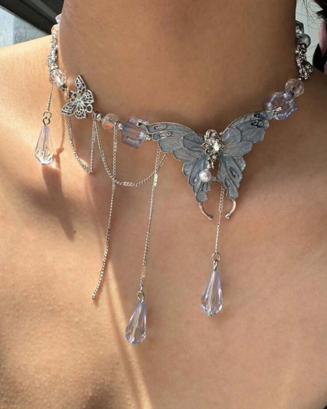 Collar chunky con mariposa metálica